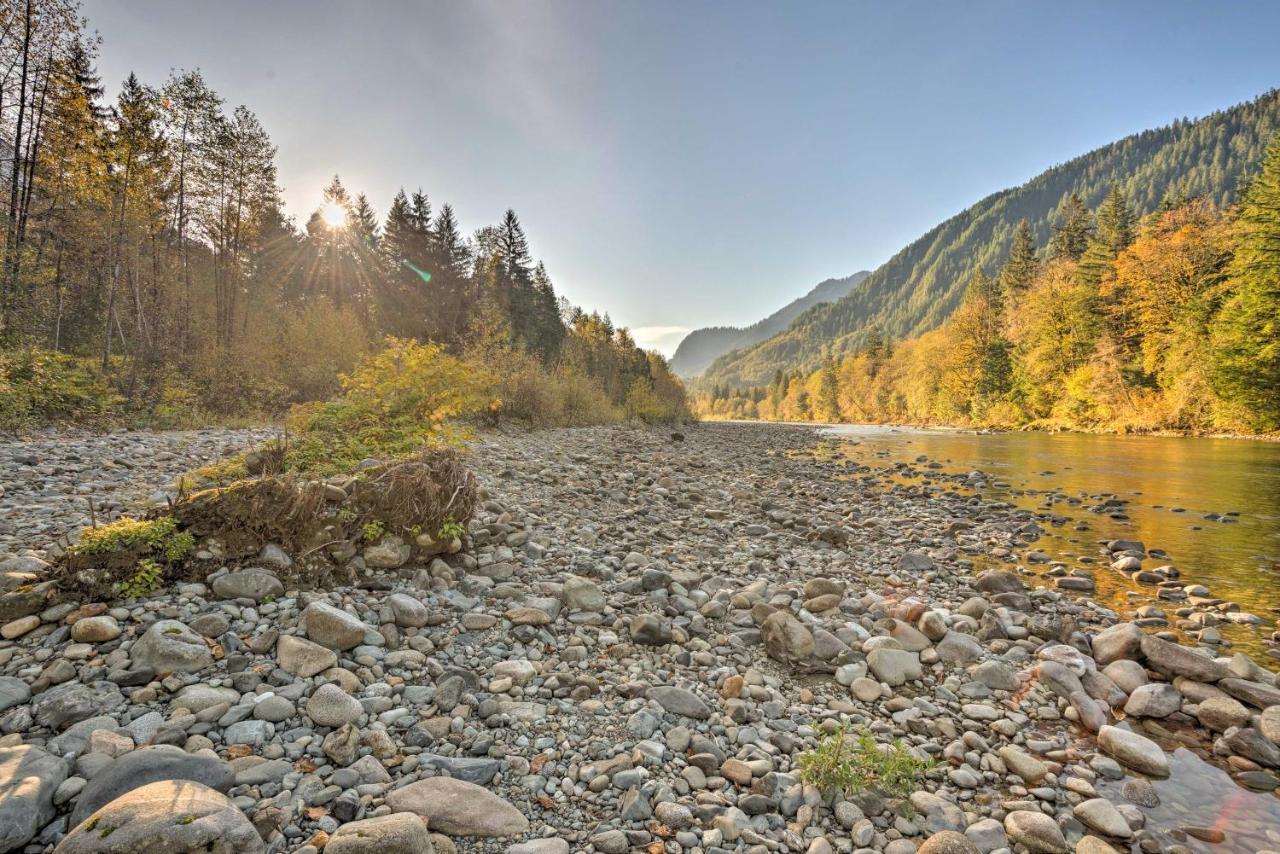 Riverfront Gold Bar Log Cabin Near Stevens Pass! Exterior photo